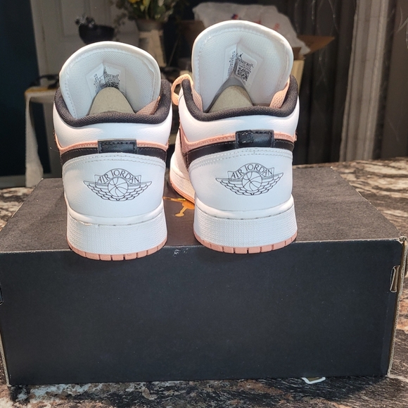 Womans air jordan 1 nike light coral 6y is sz 7 woman - Picture 3 of 5